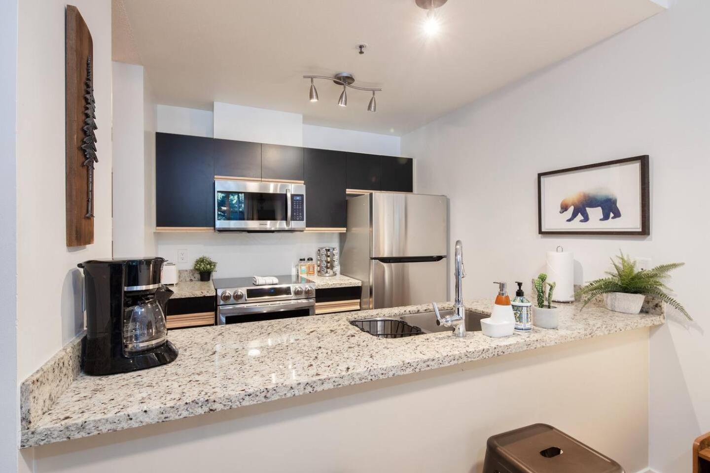 Newly Renovated Ski In Out W Pool 2 Hot Tubs Whistler Exterior photo